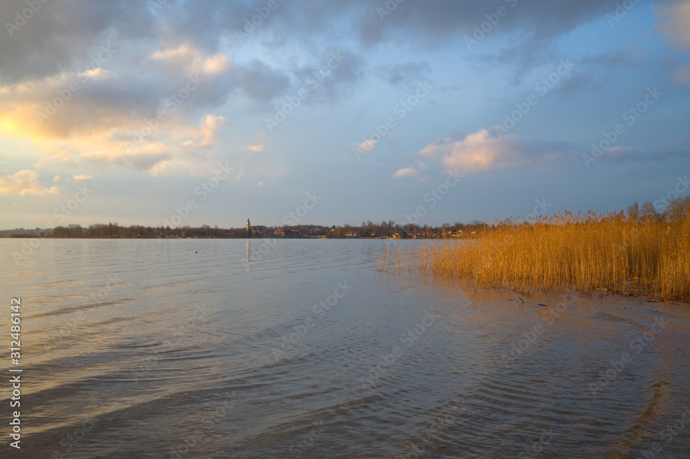 Chiemsee in wunderschönem Licht während der golenden Stunde