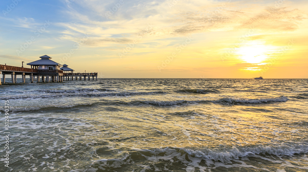 Φωτογραφία Golden sunset over the Gulf of Mexico in Fort Myers Beach