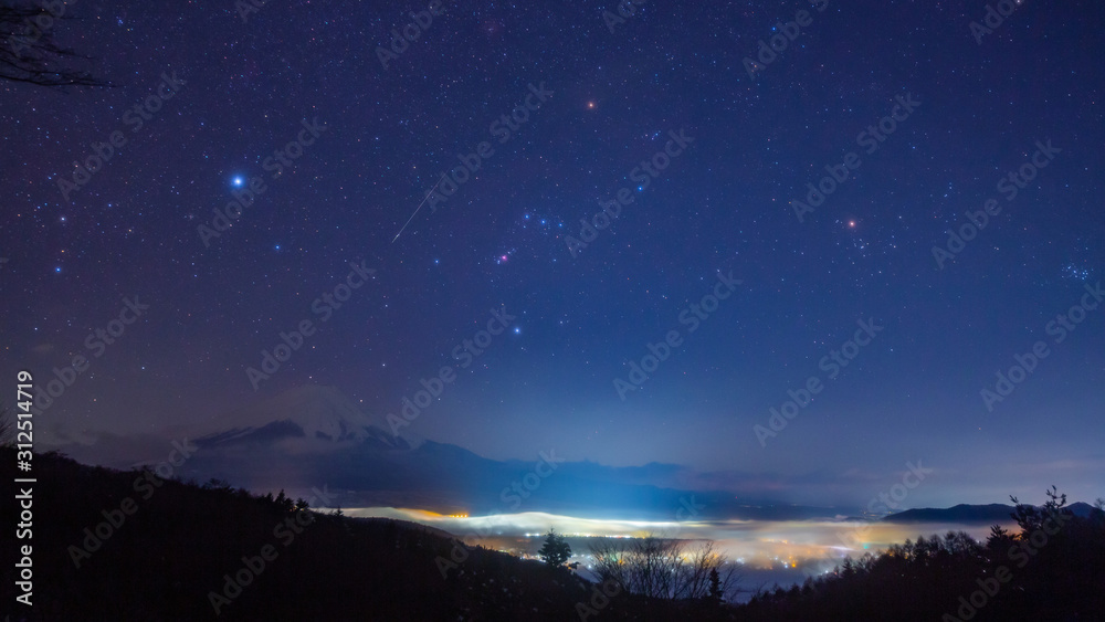 光る海に浮かぶ富士山と流れ星、オリオン座