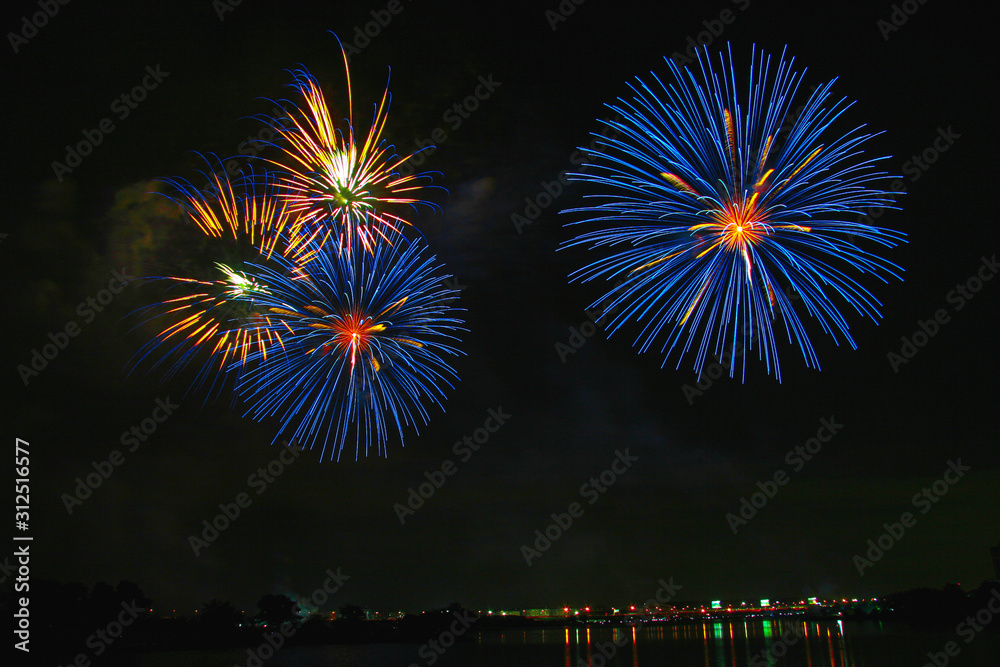 Fireworks to celebrate the new year and welcome the new year Fireworks to celebrate the new year and welcome the new year