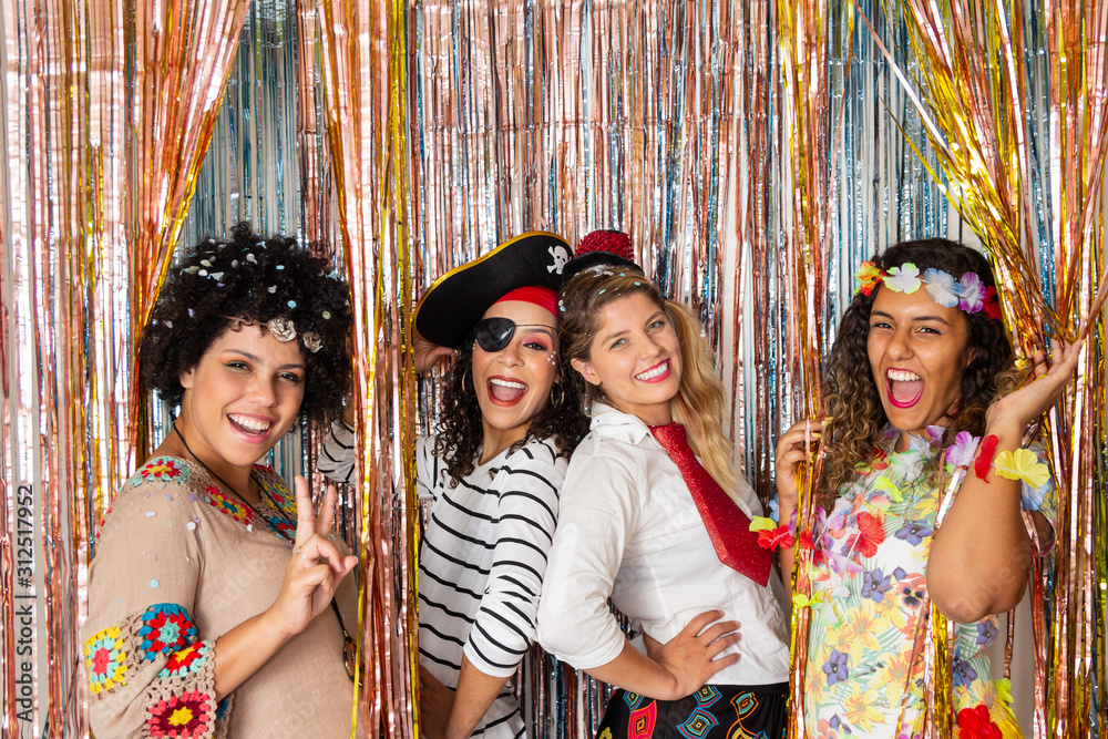 Soldado fantasma Canoa Group of young women in costumes celebrating Brazil Carnaval at the disco.  Portrait of revelers dressed as Pirate, Hawaiian and Hippie at Brazilian  Carnival. Stock Photo | Adobe Stock