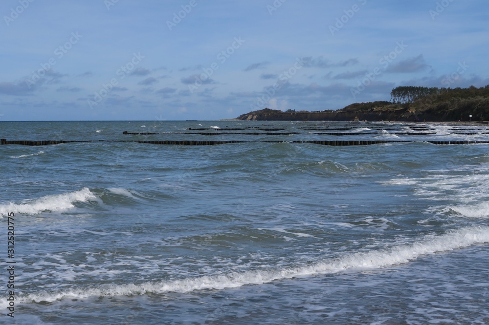 Buhnen an der Ostseeküste bei Wustrow auf dem Fischland in Mecklenburg-Vorpommern