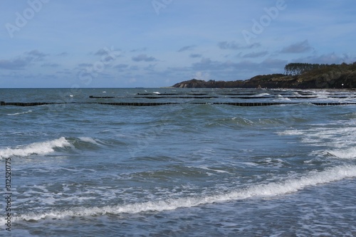 Buhnen an der Ostseeküste bei Wustrow auf dem Fischland in Mecklenburg-Vorpommern