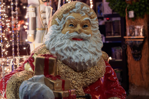 Obraz na płótnie Santa Claus figurine with a gift w salonie