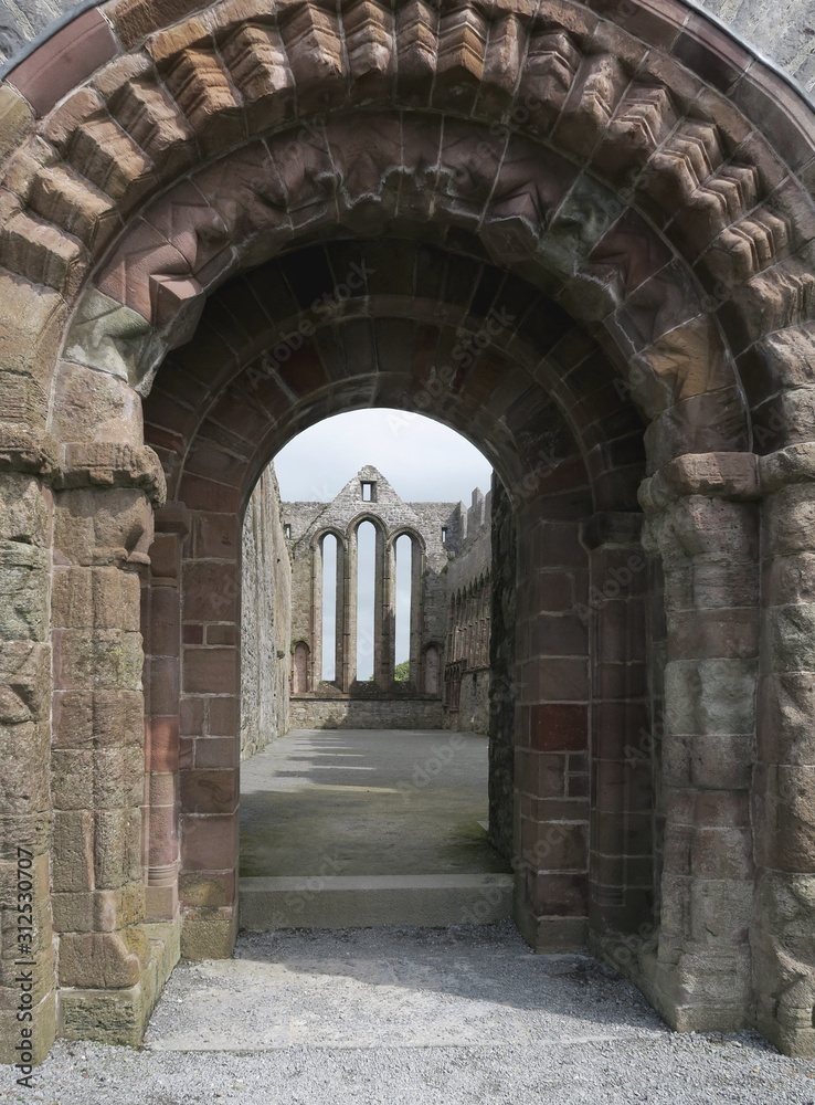 Naklejka premium Ruiny katedry Ardferd z cmentarzem w południowo-zachodniej Irlandii