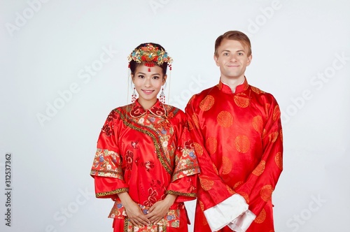 Canvas Print Portrait of newly wed bride and groom wearing chinese traditional costume