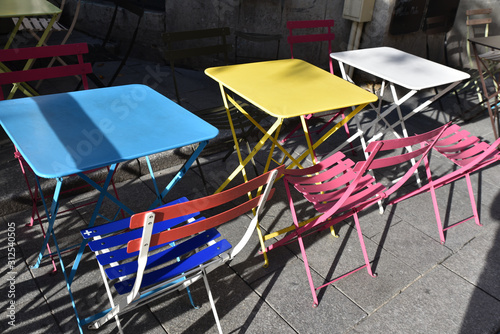 Tables et chaises colorées photo