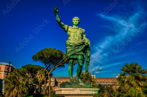 Denkmal des Kaisers Ottaviano Augusto auf der Terrazza di via Cesario Console vor dem Königspalast Palazzo Reale di Napoli