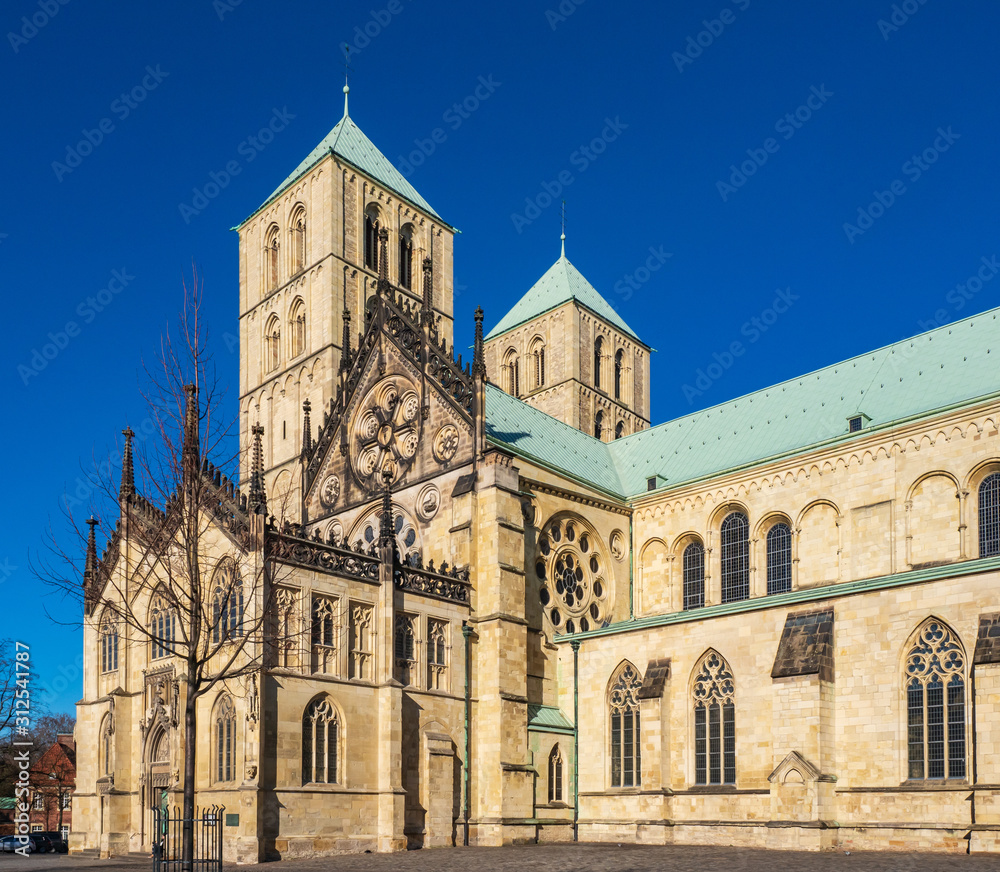 Seitenansicht des St.-Paulus-Dom in Münster, Westfalen