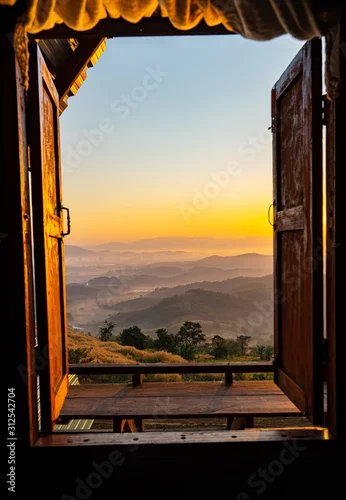 Fototapeta Ranku mglisty widok górski przy zakazem Doi Sa-ngo Chiangsaen Chiangrai Tajlandia. który obejmuje widok na Złoty Trójkąt obejmujący Tajlandię, Laos i Mjanmę.