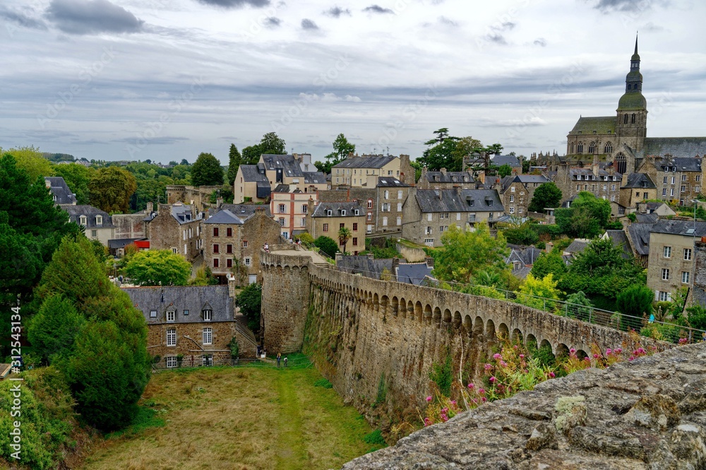 Ville de Dinan, les remparts, la cathédrale, Côtes-d’Armor, Bretagne, France