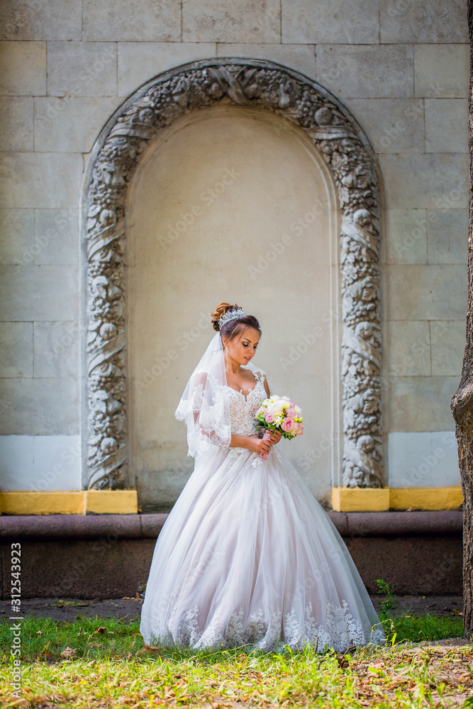 Obraz premium Charming bride is turning around under the beautiful arch