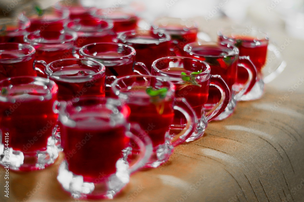 BEBIDA ROJA PARA TOMAR EN UN DÍA REFRESANTE EN UN SHOOT BEBIDA ROJA PARA TOMAR EN UN DÍA REFRESANTE EN UN SHOOT