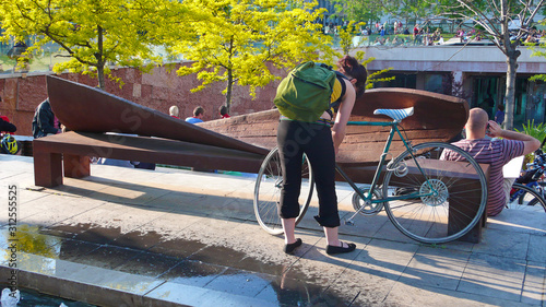 Canvas Print mujer joven aparcando la bicicleta en la calle de budapest P1010184-as1