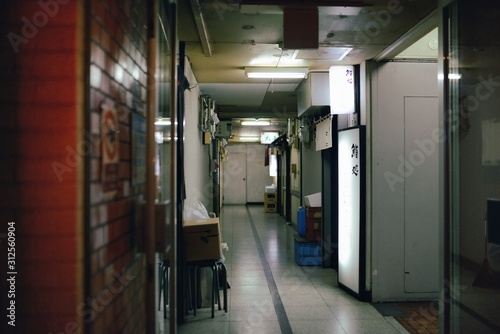 繁華街の雑居ビル