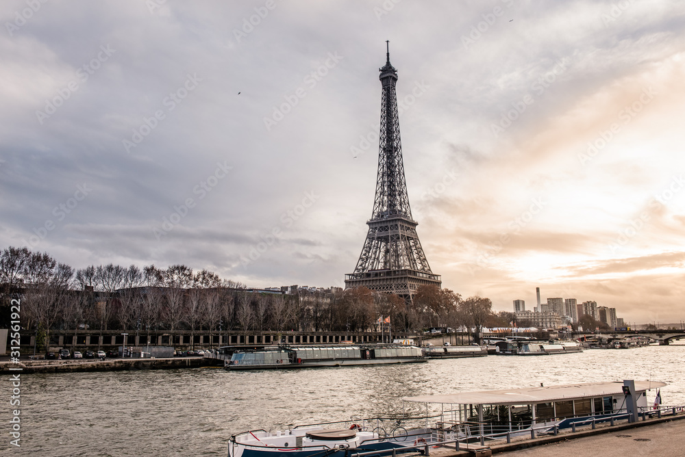 Affiche 50x70 - Paris la Tour Eiffel par Eric Garence