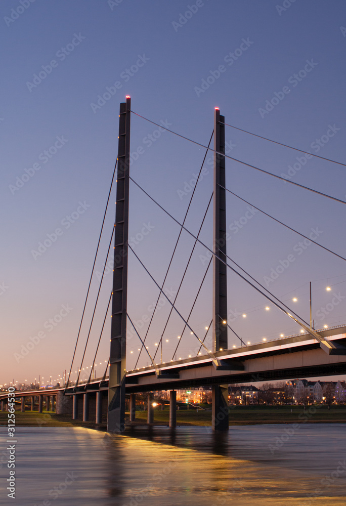 Fototapeta premium Die Rheinkniebrücke in Düsseldorf, Brücke über den Rhein zwischen Oberkassel und Altstadt Düsseldorf