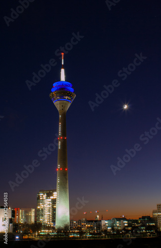 Fernsehturm in Düsseldorf bei Sonnenuntergang, Der Rheinturm in Düsseldorf bei Abenddämmerung