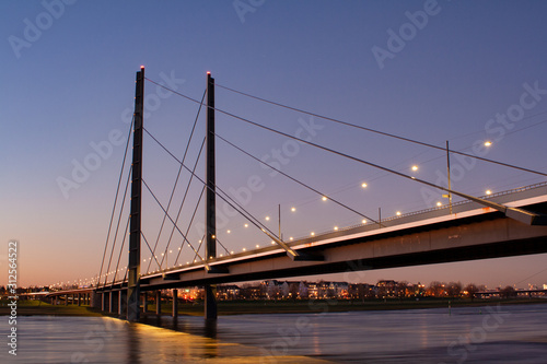 Fototapeta Naklejka Na Ścianę i Meble -  Die Rheinkniebrücke in Düsseldorf, Brücke über den Rhein zwischen Oberkassel und Altstadt Düsseldorf