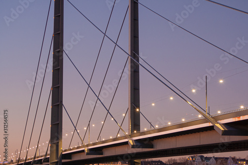 Die Rheinkniebrücke in Düsseldorf, Brücke über den Rhein zwischen Oberkassel und Altstadt Düsseldorf © Stephan Walochnik