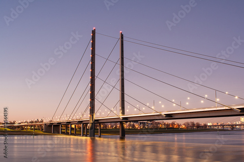 Die Rheinkniebrücke in Düsseldorf, Brücke über den Rhein zwischen Oberkassel und Altstadt Düsseldorf © Stephan Walochnik