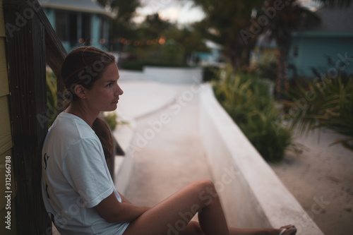 Frau in Isolation chillt auf Veranda