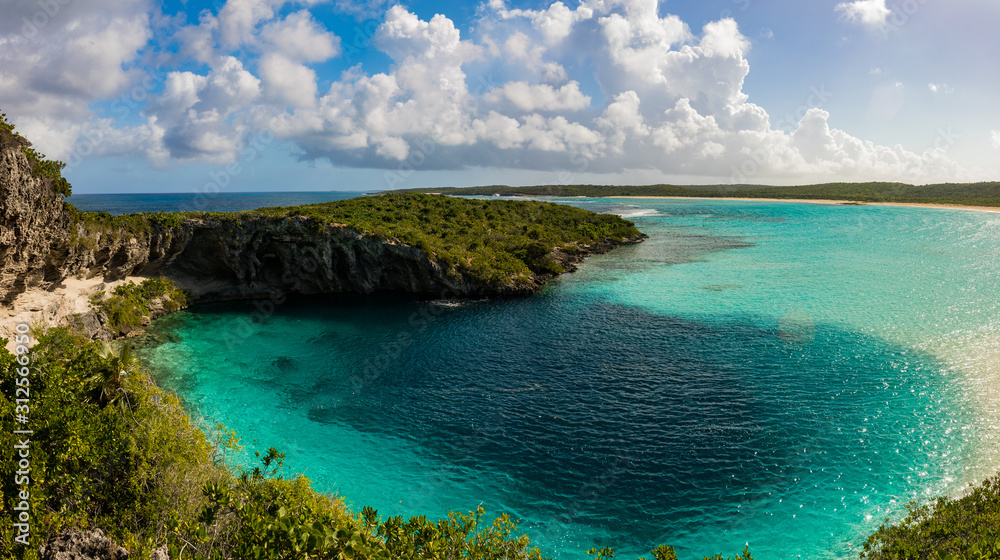 Fototapeta premium Panorama von Dean's Blue Hole auf Long Island, Bahamas