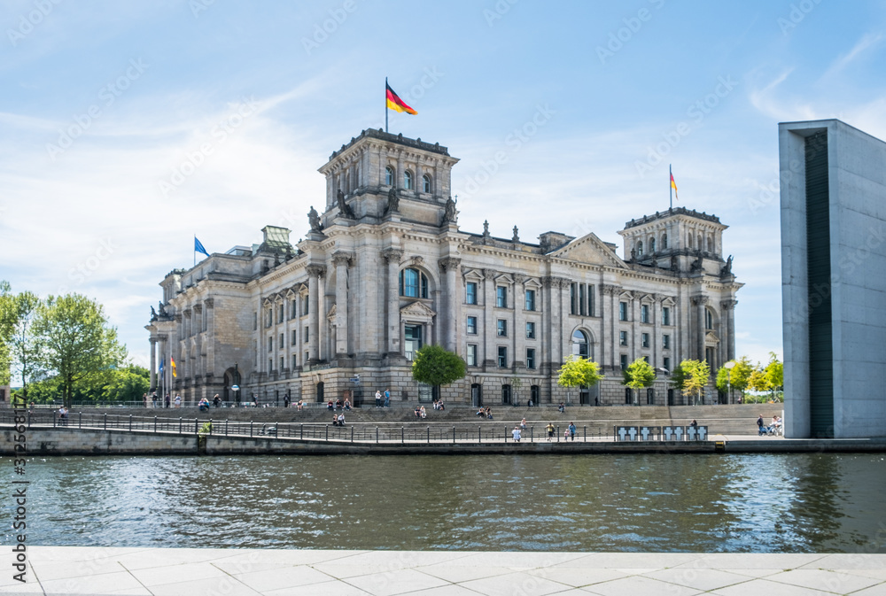 Fototapeta premium Niemiecki budynek Reichtag w Berlinie