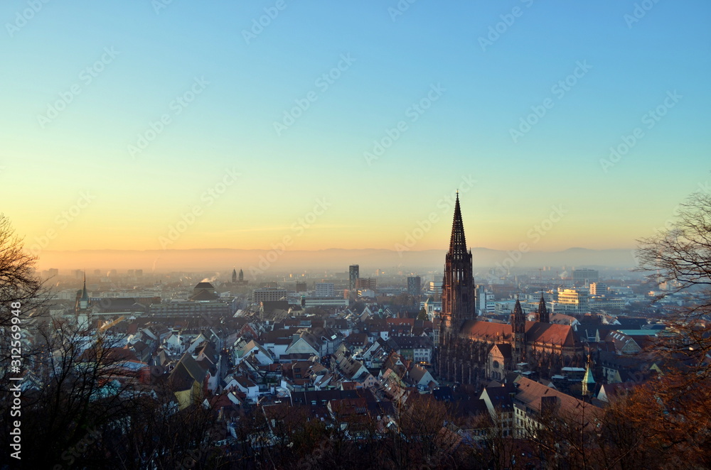 Blick aufs Freiburger Münster im Abendrot