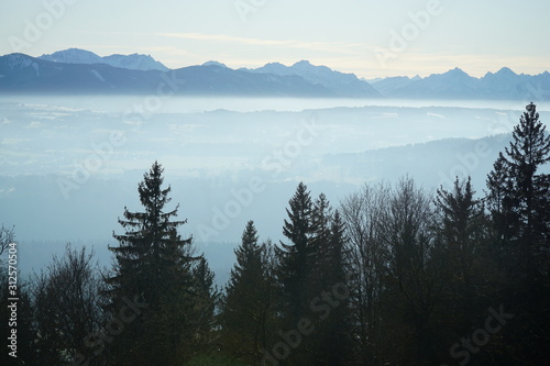 Fototapeta Naklejka Na Ścianę i Meble -  Alpenpanorama, Blick vom hohen Peißenberg