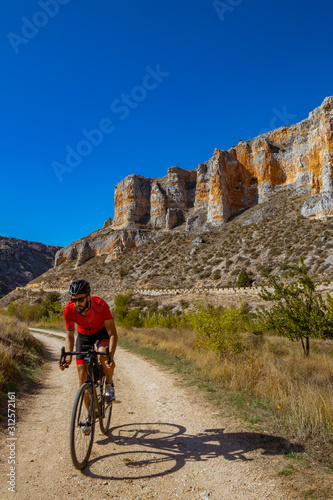 Ciclista pedaleando por el cañón del río Riaza