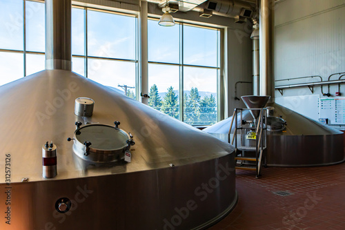 Photographie Mash lauter tun, two stainless steel big vessels, Brewing tank top with glass ma
