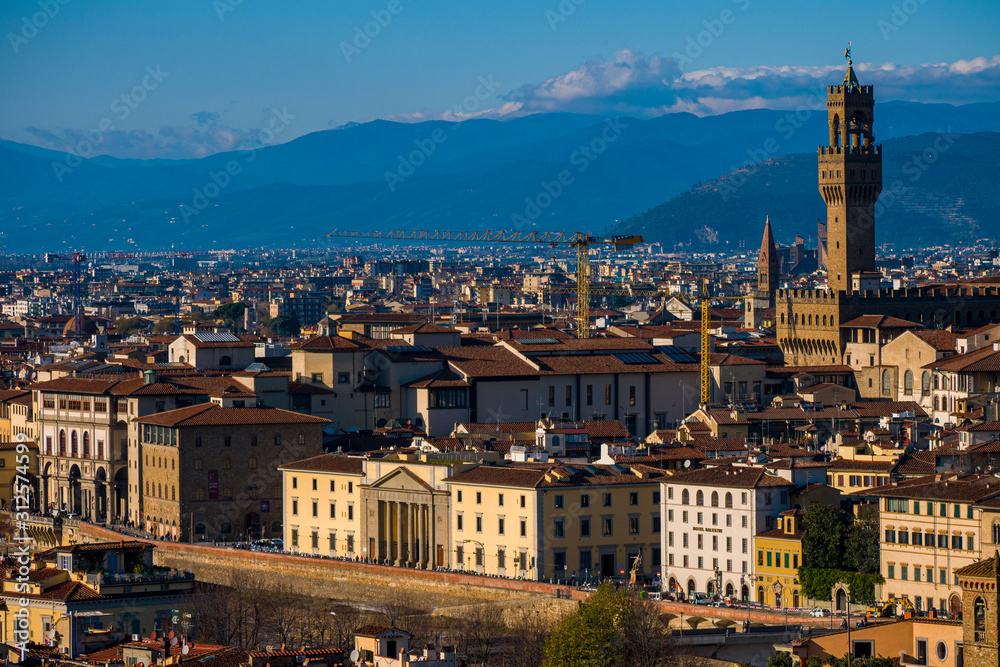 Vista aerea de Florencia, Italia, ciudad medioeval y cuna del Renacimiento. Se destaca torre del 