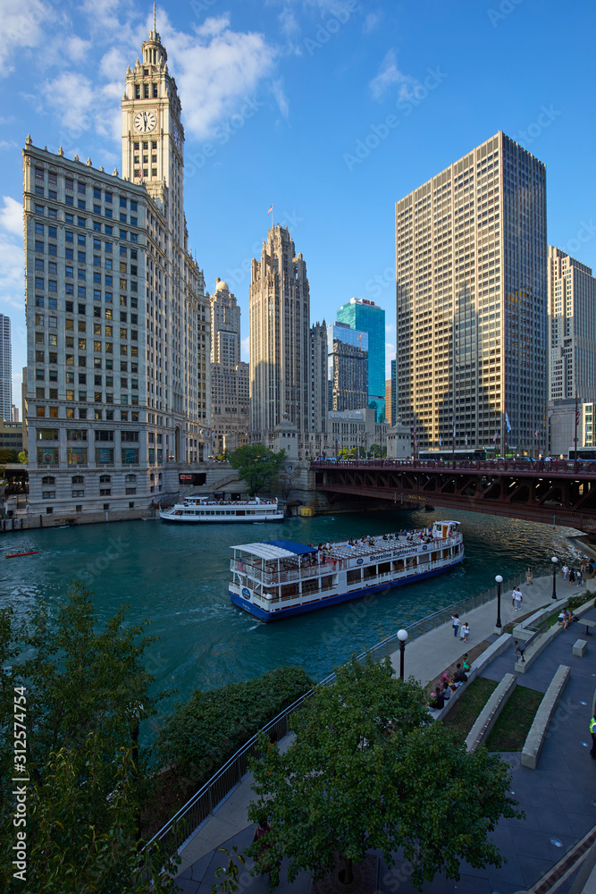 Fototapeta premium Budynek Wrigley wzdłuż rzeki chicago, Chicago, Illinois, Stany Zjednoczone