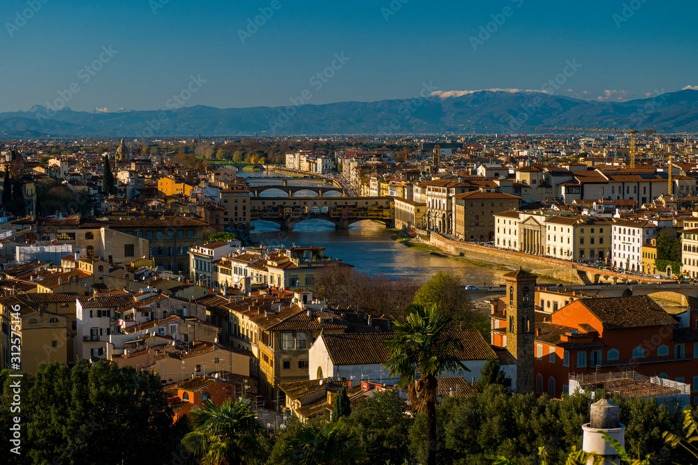 Vista aerea del río Arno y sus puentes, donde se destaca el Ponte Vecchio en la ciudad medioeval y cuna del Renacimiento de Florencia, Italia.