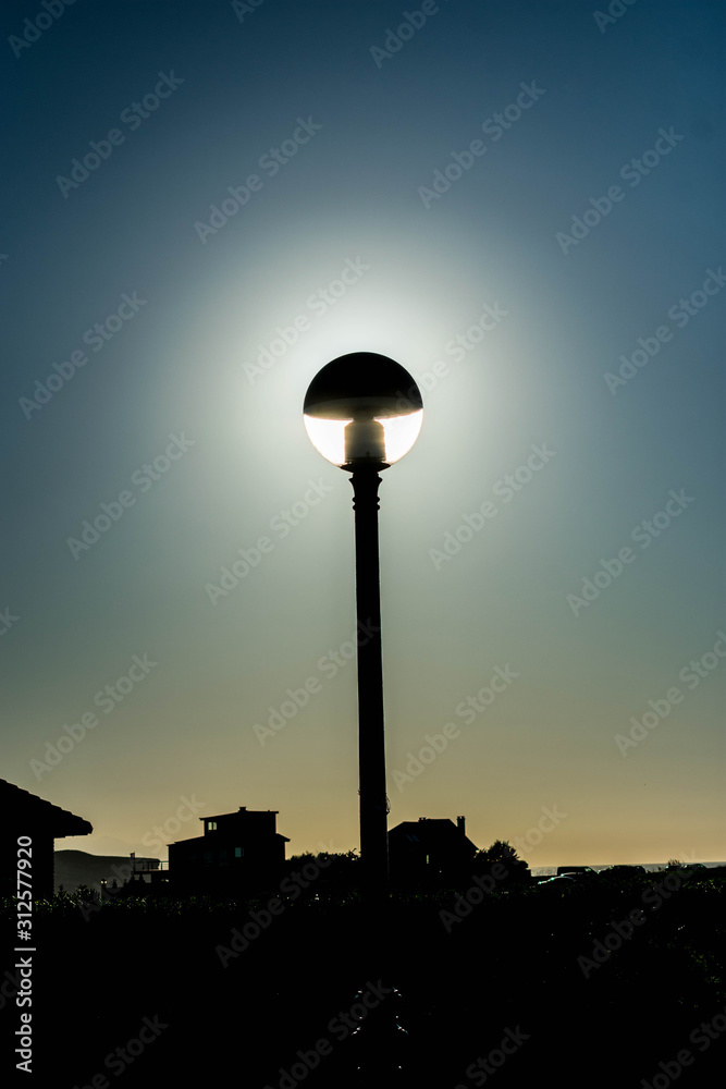 Farola iluminada por el sol Farola iluminada por el sol