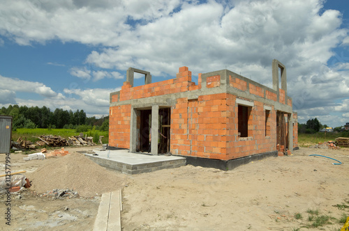 plac budowy, wznoszenie ścian domu z pustaka ceramicznego