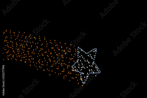 estrella navidad. decoración navideña. luces sobre fondo negro.