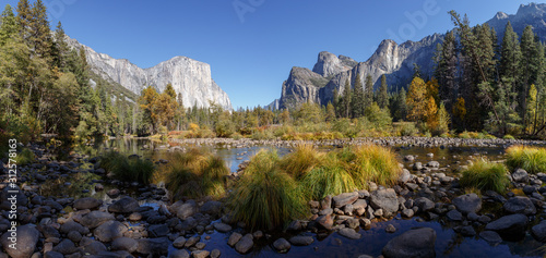 Fototapeta Naklejka Na Ścianę i Meble -  Yosemite half dome valley river panorama 