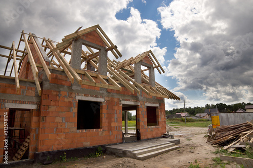 Dom w trakcie budowy z drewnianą więźbą dachową