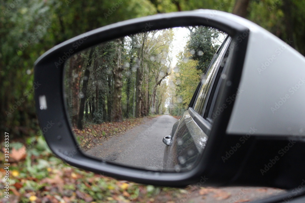 Viaggiare in auto in campagna in inverno