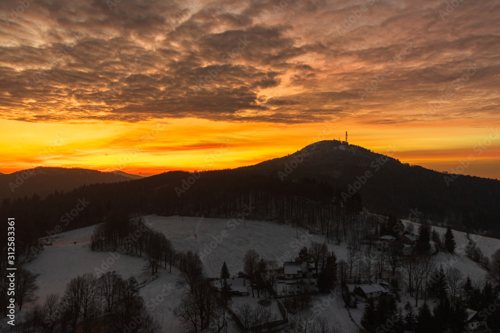 Blick auf den Tannenberg (Jedlová), Sonnenuntergang von der Burgruine Tollenstein (Hrad Tolštejn)