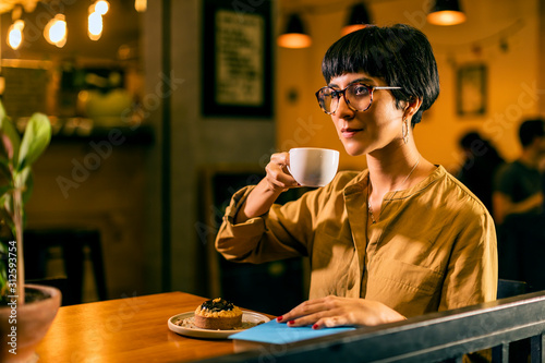 Mujer bebe café