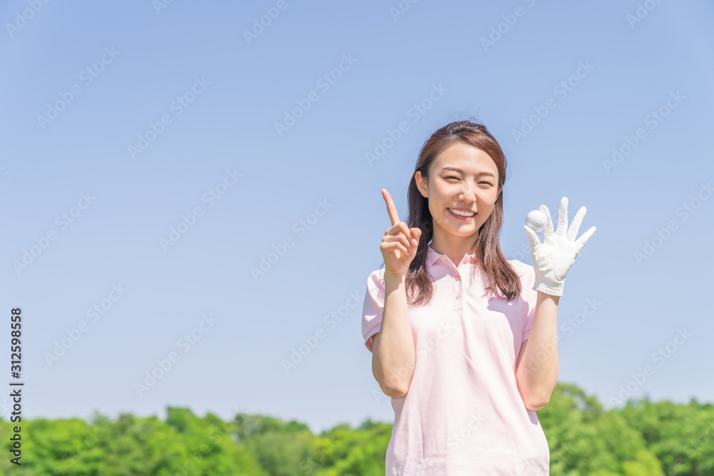 ゴルフをする女性 ゴルフをする女性