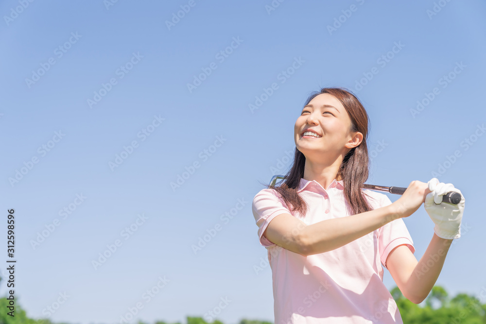 ゴルフをする女性