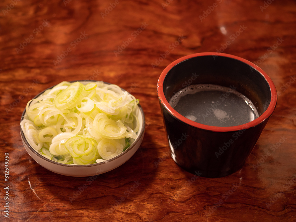 大根汁のそばつゆとネギ