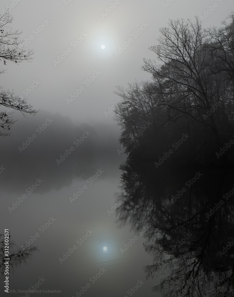 Fototapeta premium sun reflection in lake Maury