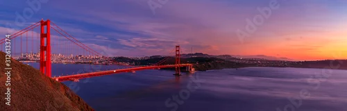 Panel kuchenny z motywem Panorama of the Golden Gate bridge with the Marin Headlands and San Francisco skyline at colorful sunset, California