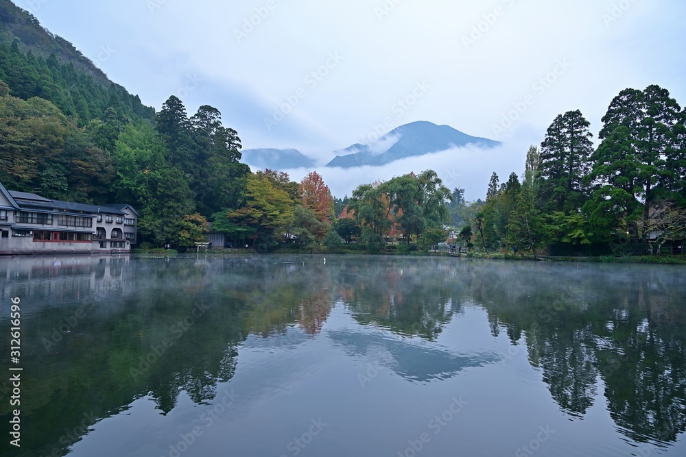 朝霧に包まれた金鱗湖の幻想的な情景＠由布院、大分