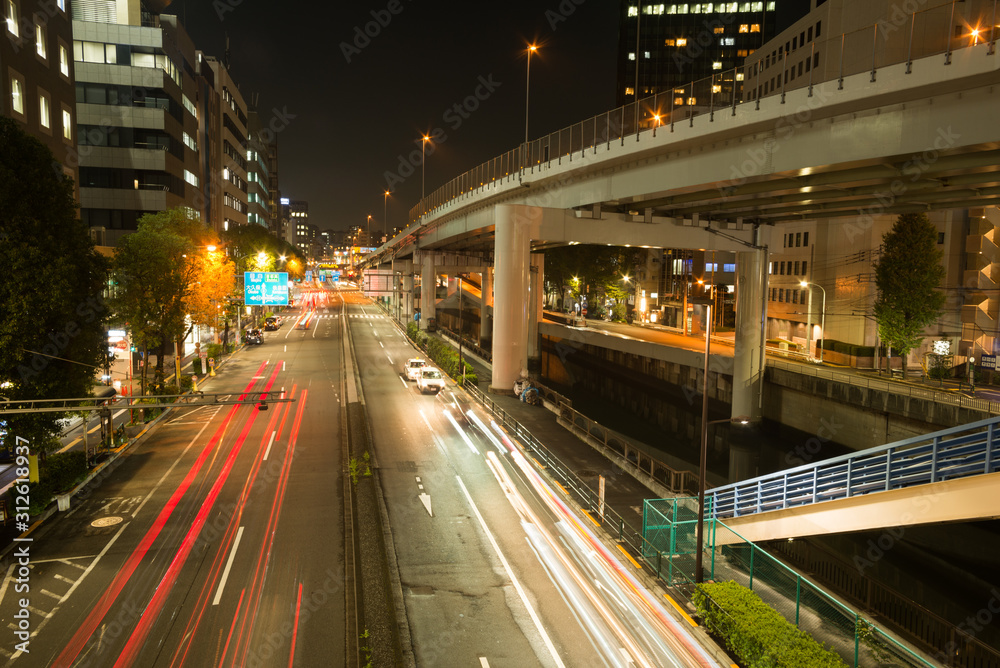 飯田橋の車の流れの夜景